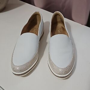 Elegant White and Beige Women's Shoes. Slight metallic border. Gently used.
